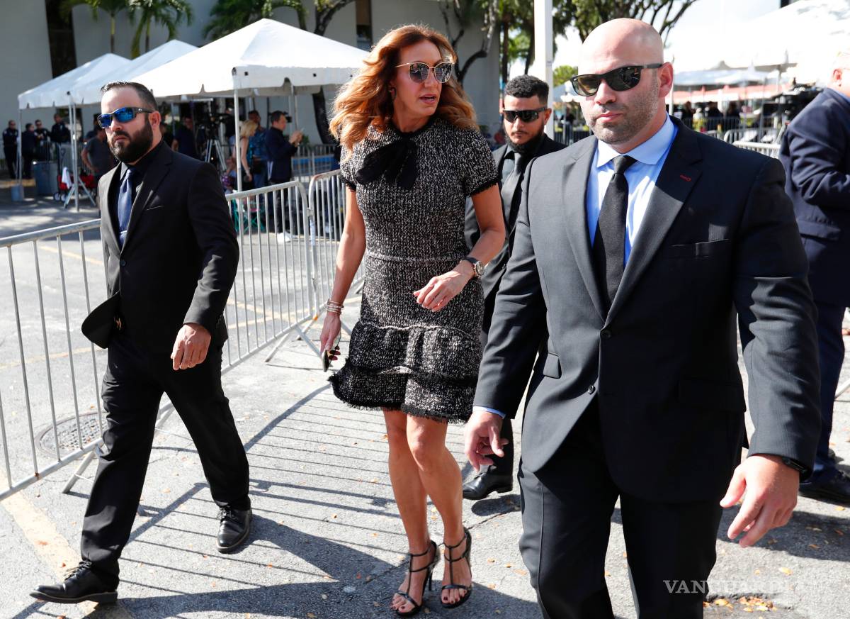 $!Hijos de José José dan un mensaje frente a funeraria y Sarita rompe en llanto