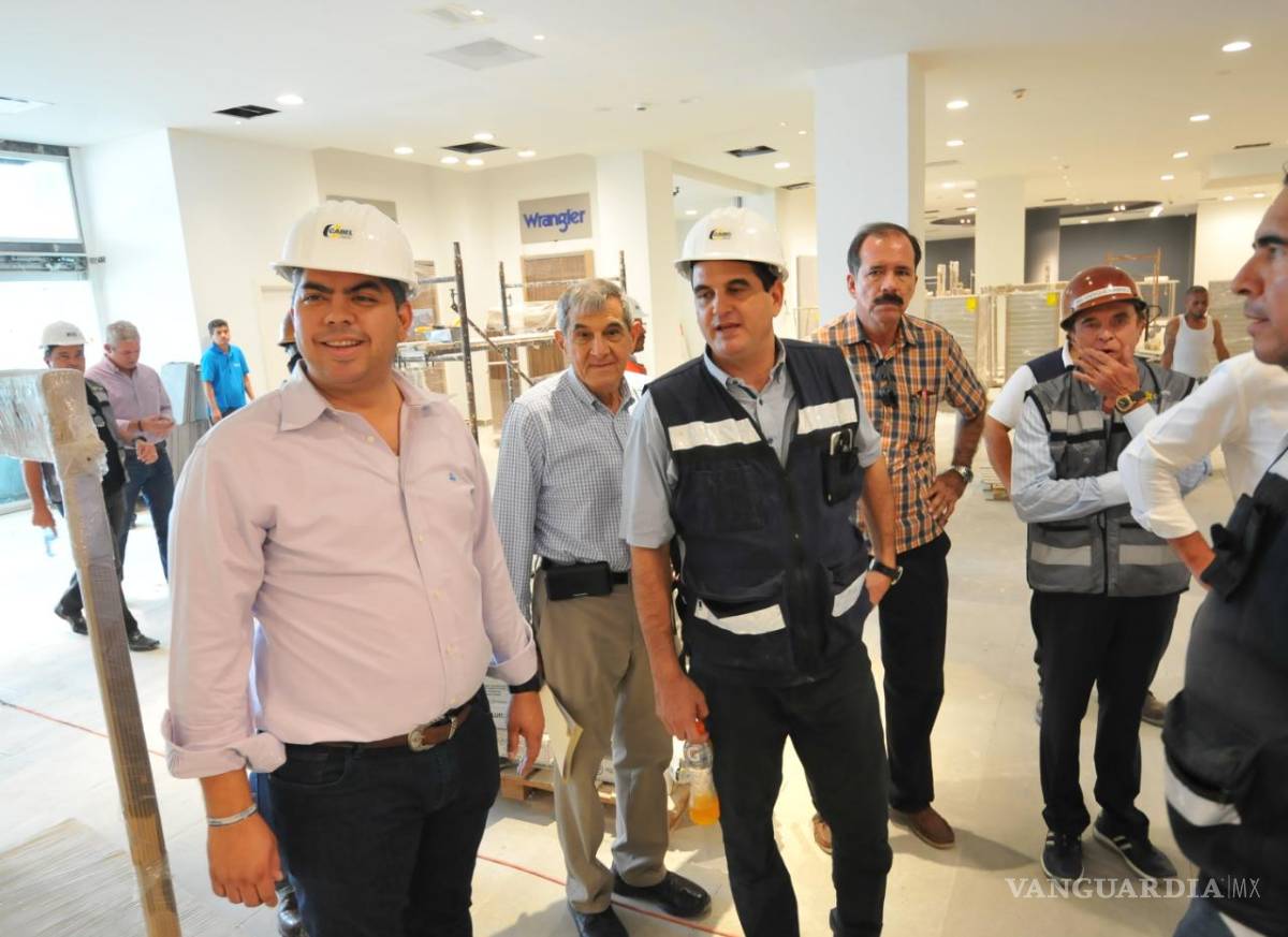 $!Dueño de Cinépolis y autoridades realizan recorrido por la construcción del centro comercial Paseo Monclova