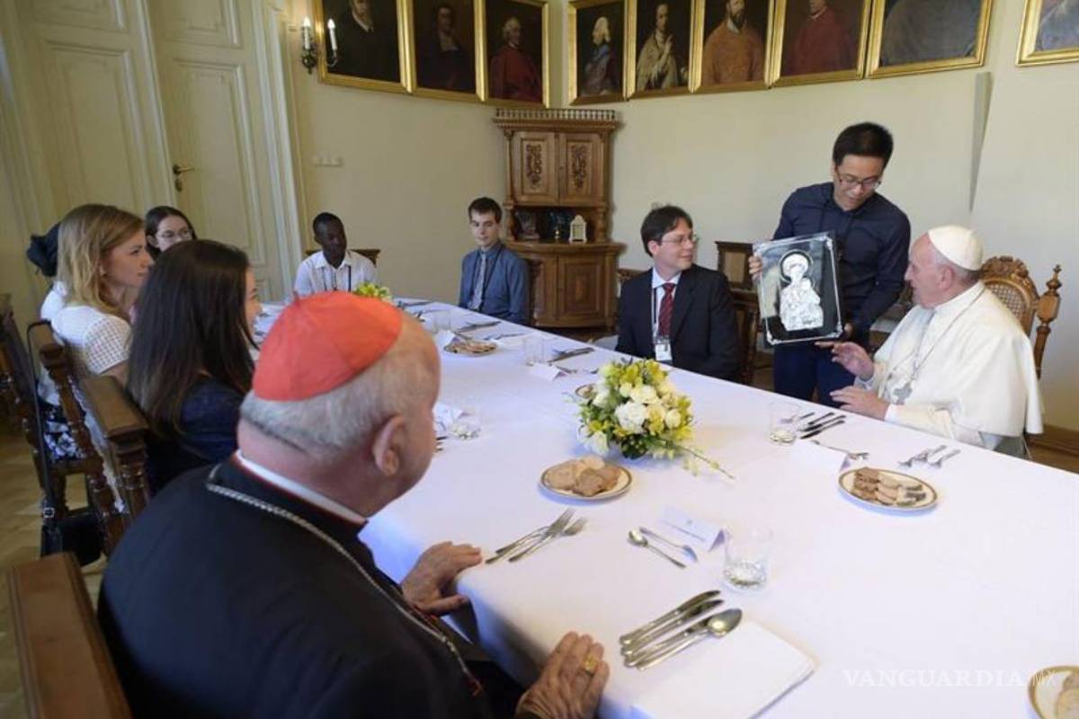 En comida íntima el Papa bromea y conversa con jóvenes del mundo