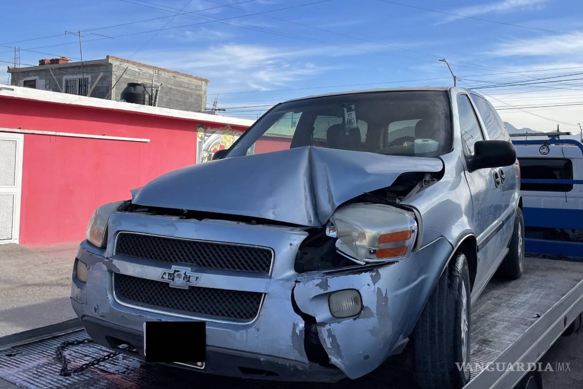 Madre pierde el control de su vehículo y choca contra ‘tiendita’ en Saltillo