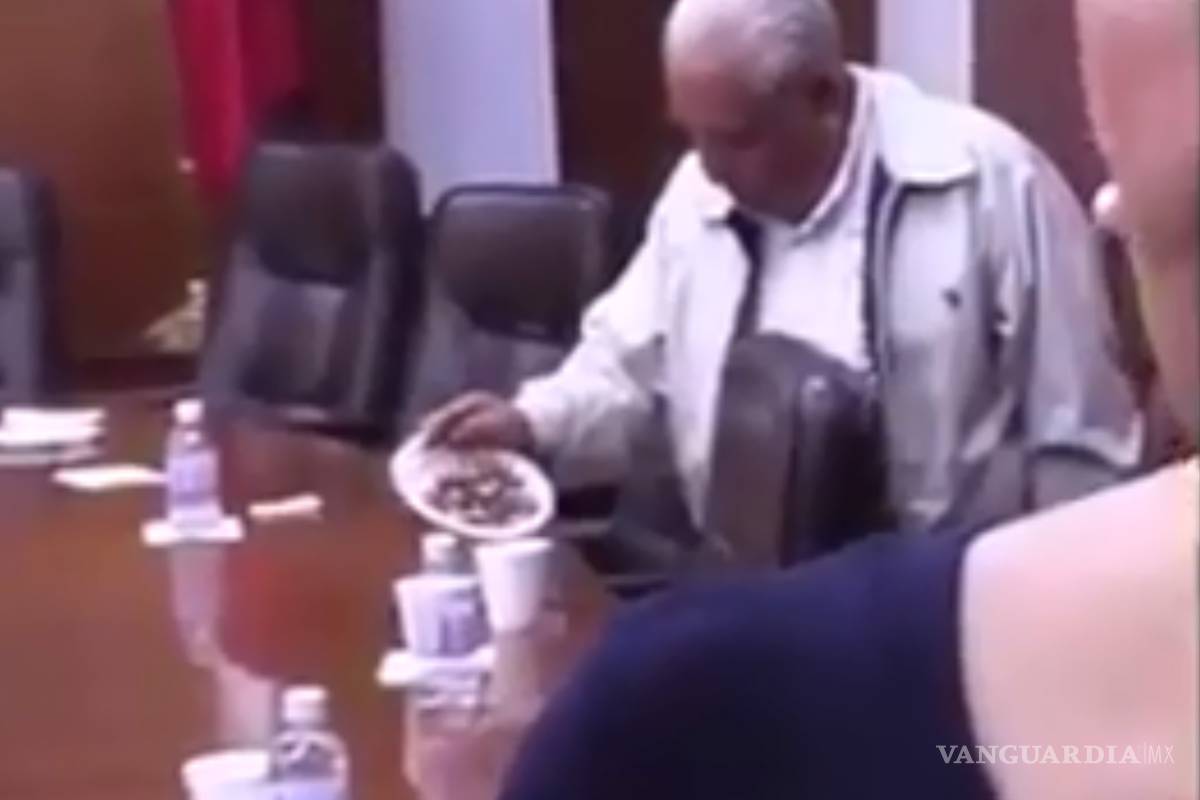 Diputado carga hasta con los cacahuates...