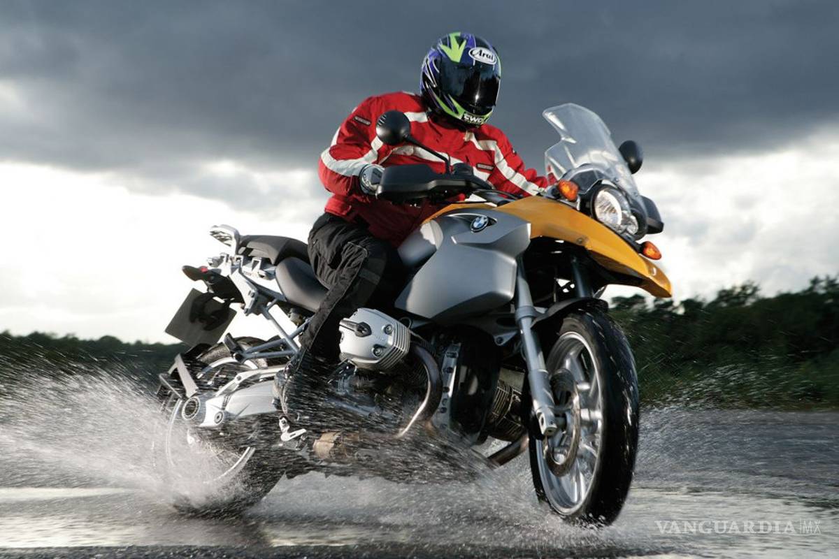 Consejos para conducir tu motocicleta bajo la lluvia