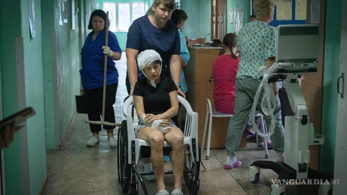 Rescatistas buscan víctimas en centro comercial ucraniano bombardeado por Rusia