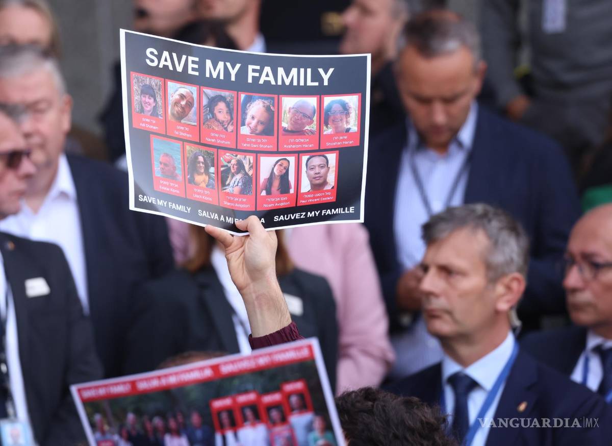 $!Una protesta en solidaridad con las víctimas de los ataques terroristas en Israel, en la explanada del Parlamento Europeo en Bruselas, Bélgica.