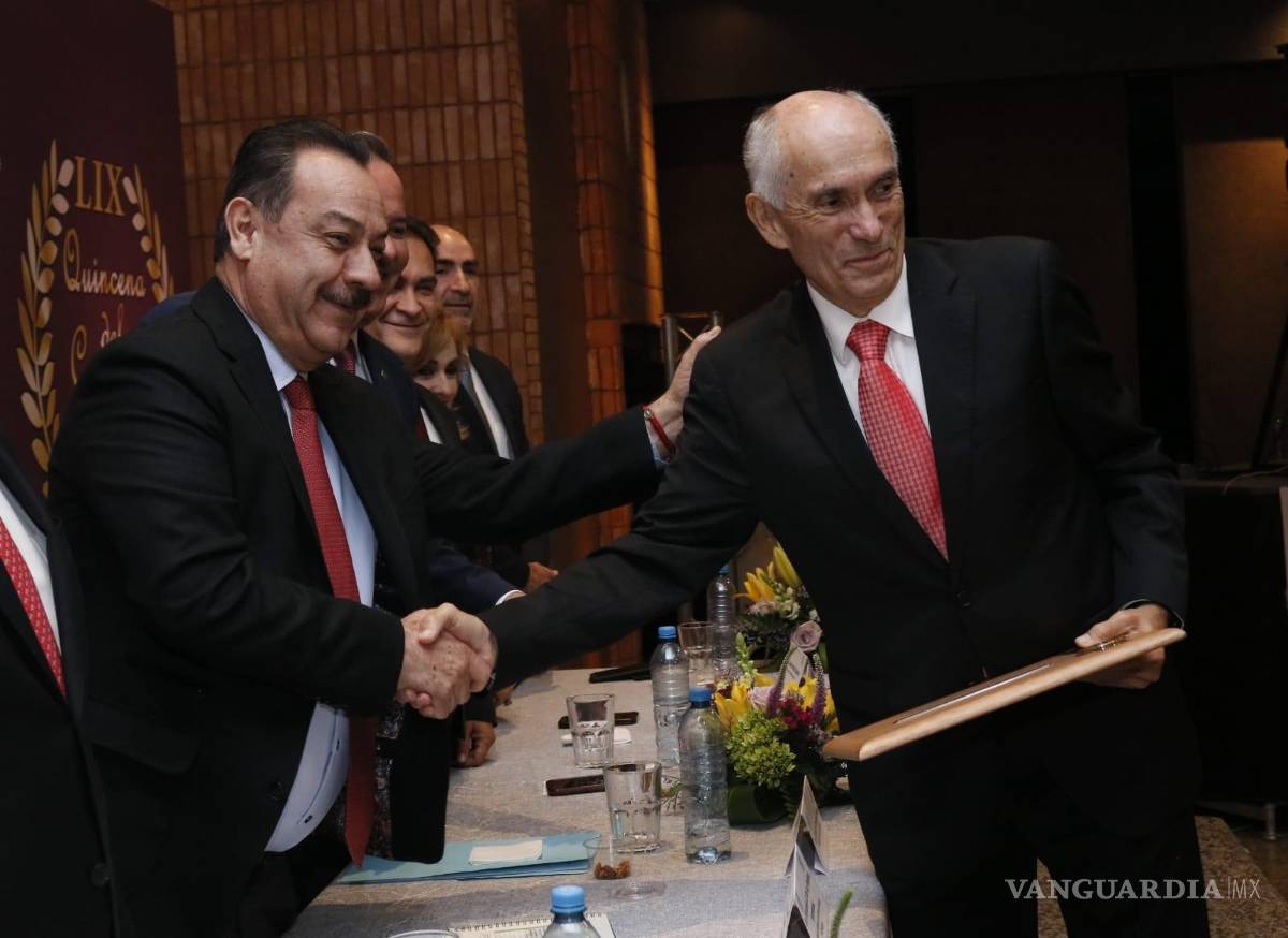 $!Jesús María de las Fuentes fue reconocido con la medalla de honor.