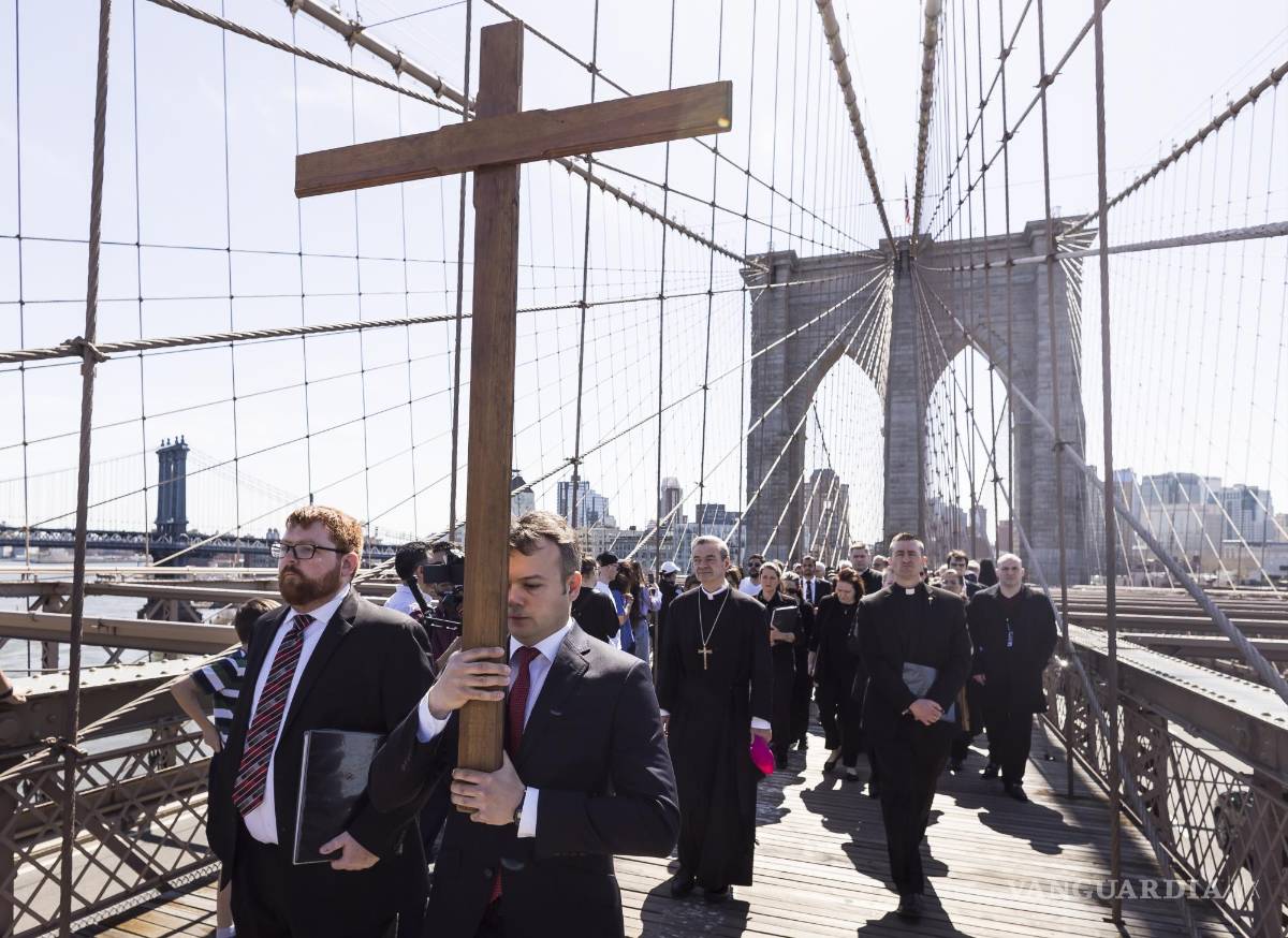 $!La gente participa en una procesión del Vía Crucis sobre el Puente de Brooklyn en Nueva York, Nueva York.