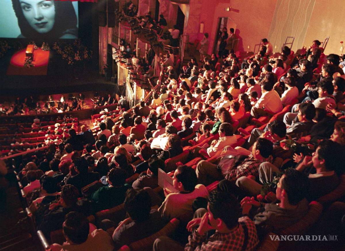 $!María Félix, recibió un homenaje de cuerpo presente en el palacio de Bellas Artes el 8 de abril de 2002.