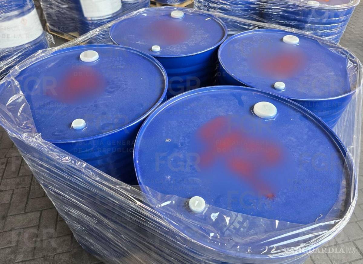 $!FGR y SSPC aseguran más de 54 mil litros de precursores químicos en el puerto de Manzanillo