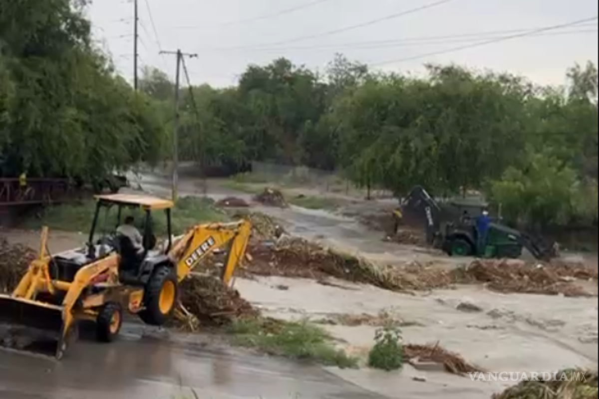 Colapsa lluvia Piedras Negras, se desbordan arroyos El Soldado y Primavera, tren arrastra auto (videos)