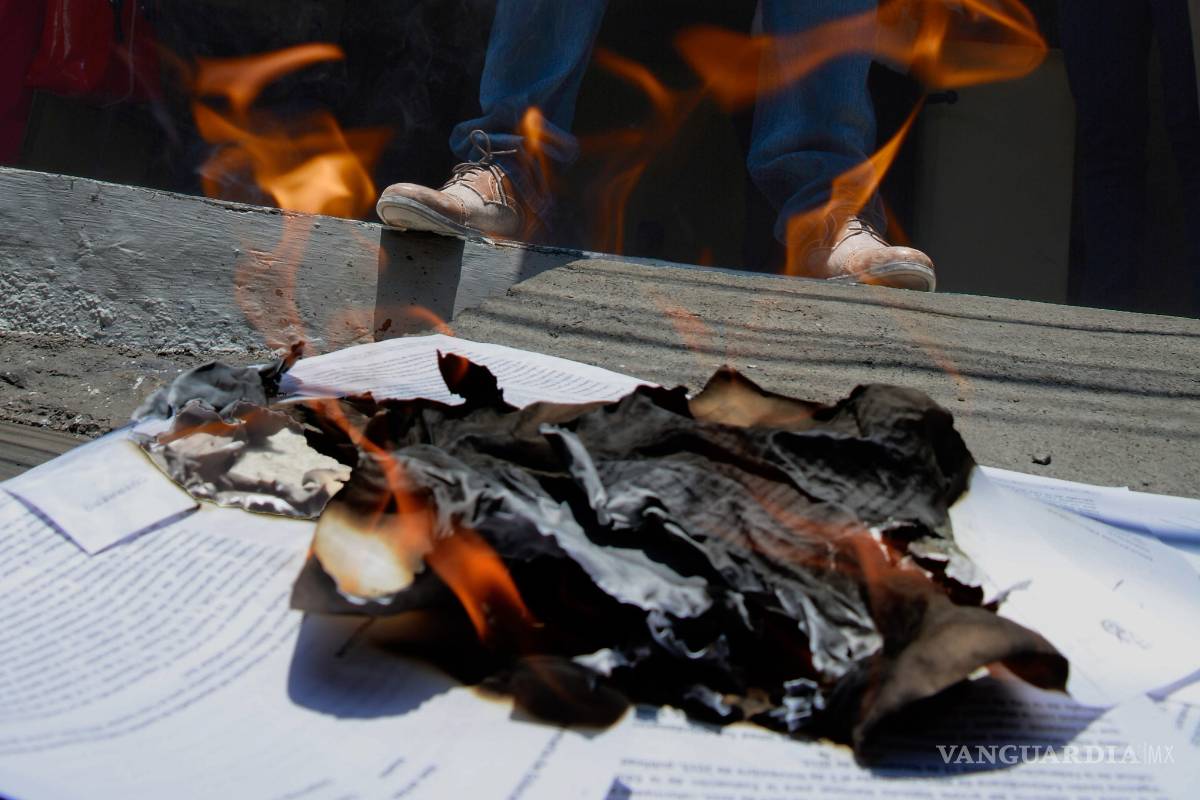 Queman notas para evitar evaluación