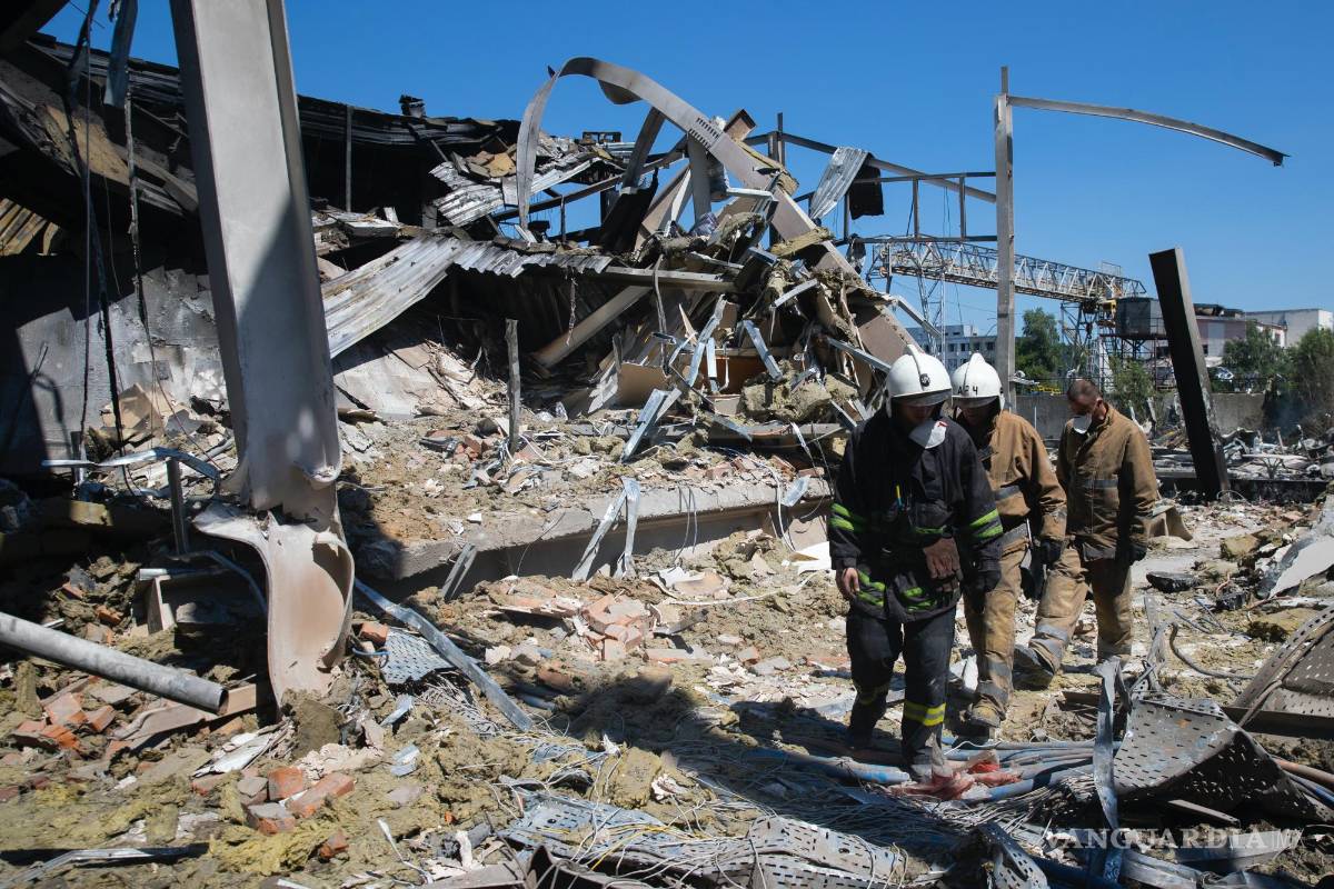 Rescatistas buscan víctimas en centro comercial ucraniano bombardeado por Rusia