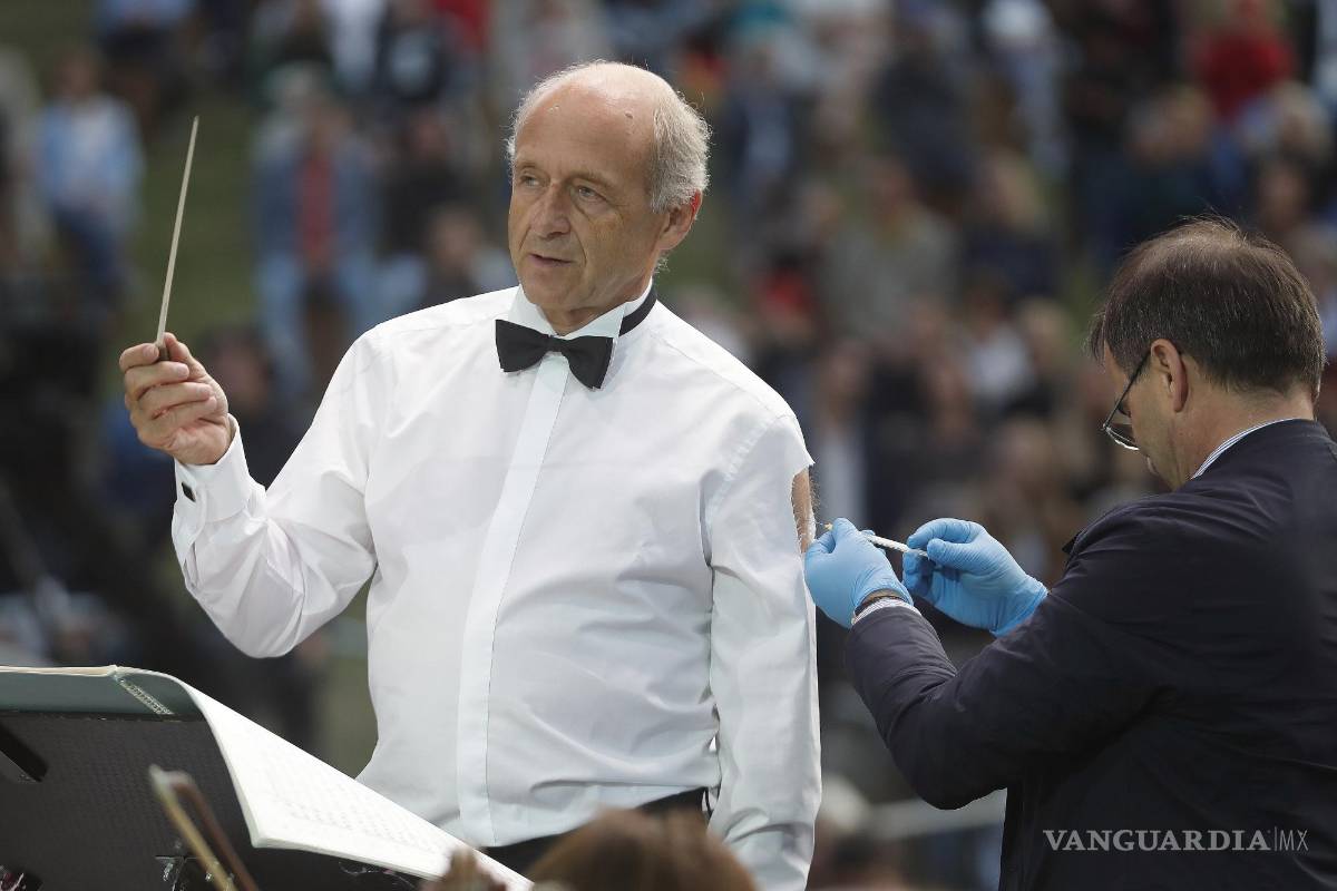 Con batuta en mano, director de orquesta se vacuna contra el COVID-19