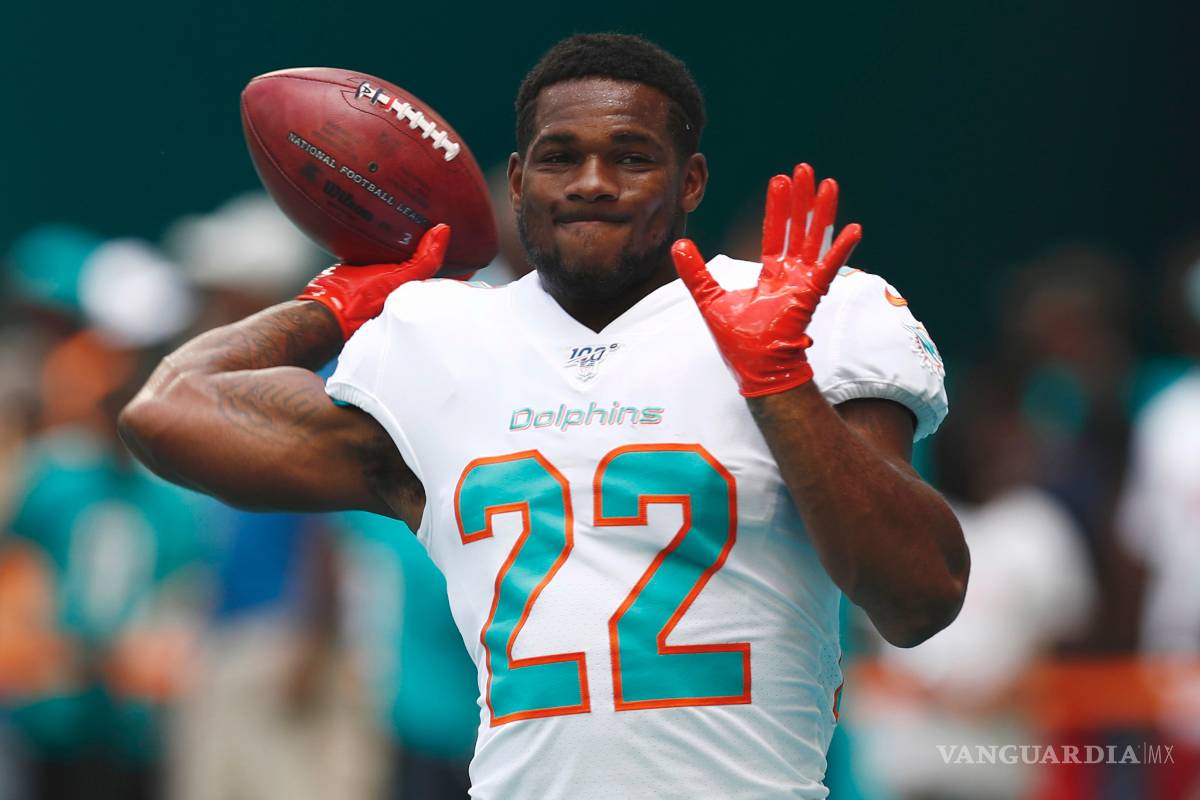 Arrestan a corredor de la NFL por golpear en el vientre a su novia embarazada