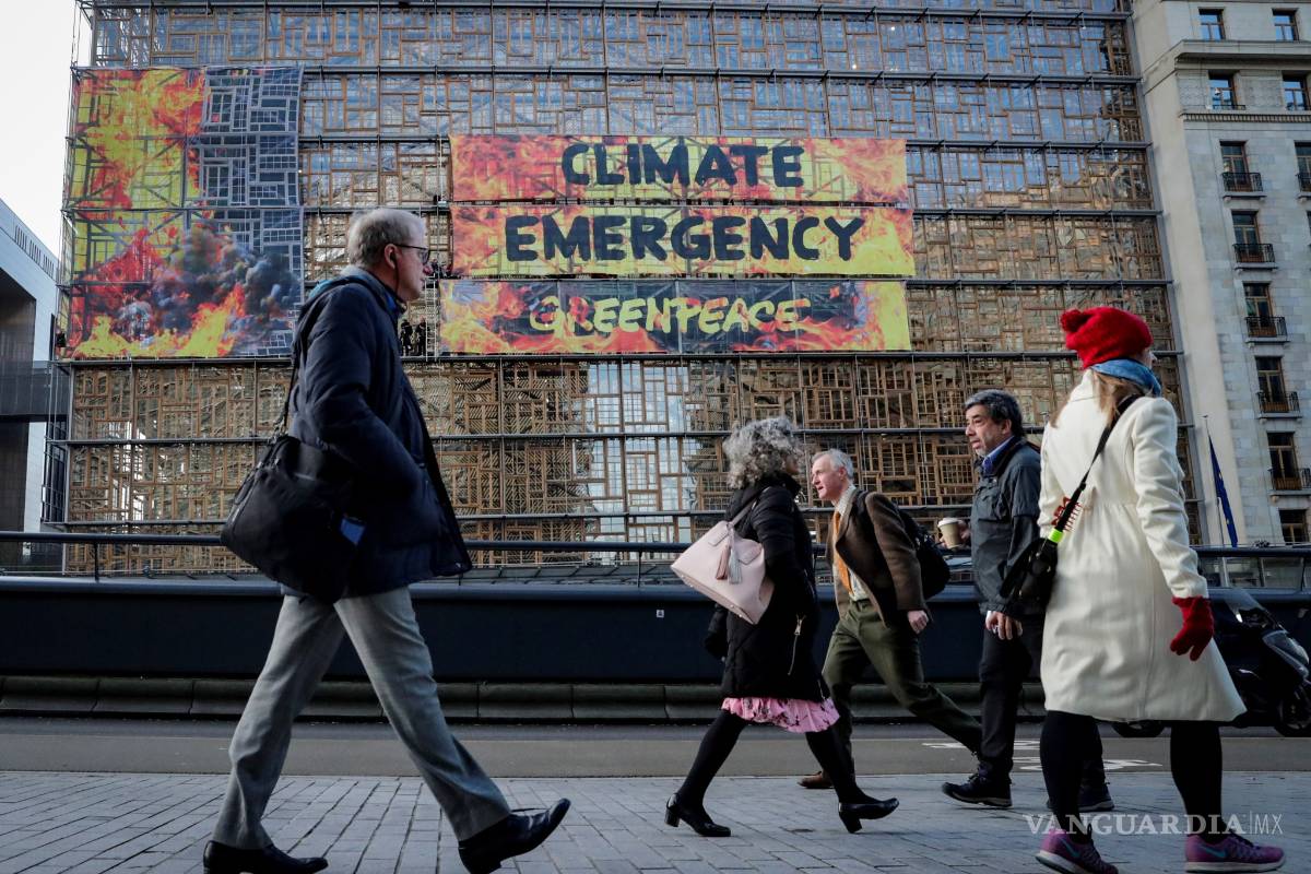 Greenpeace despliega una pancarta en la sede de cumbre UE que advierte de la emergencia climática