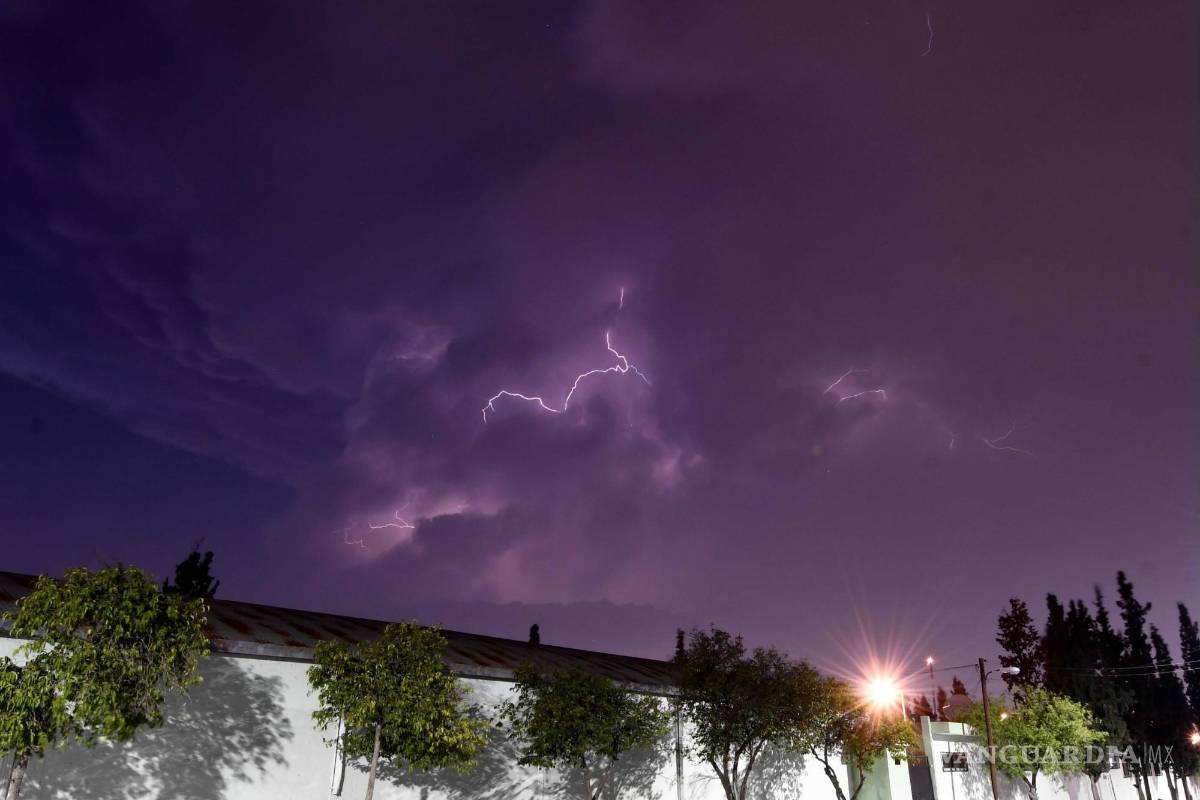 Sorprende tormenta eléctrica a saltillenses
