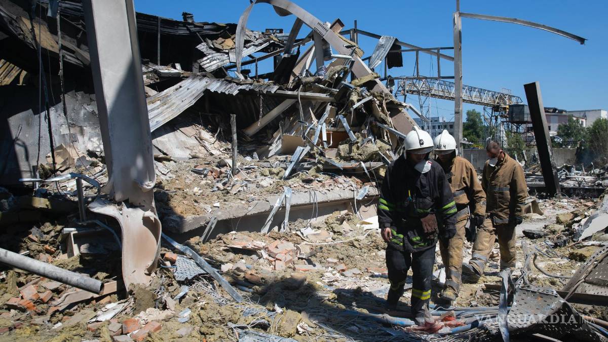 Rescatistas buscan víctimas en centro comercial ucraniano bombardeado por Rusia