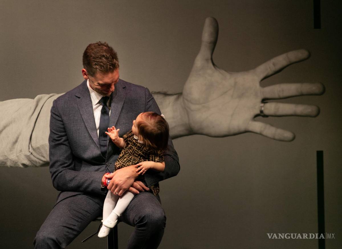 $!Pau Gasol, acompañado de su hija, durante un acto celebrado en el Gran Teatro del Liceo de Barcelona en el que anunció su retirada del baloncesto profesional. EFE/Enric Fontcuberta
