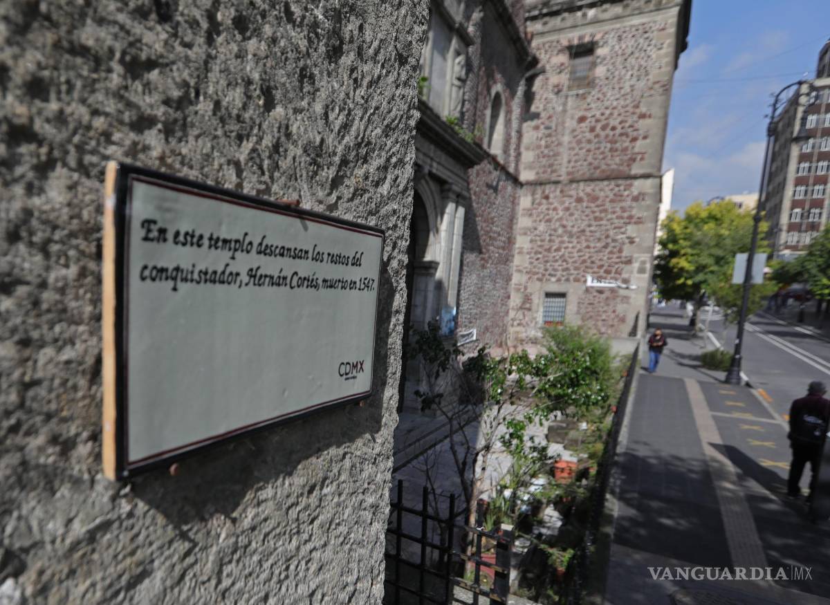$!Vista de una nomenclatura en la fachada de la iglesia de la Inmaculada Concepción donde permanecen los restos de Hernán Cortés en la Ciudad de México (México). EFE/ Mario Guzmán