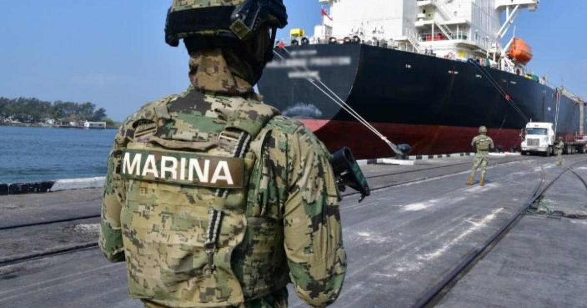 Así funcionaba la red de huachicol fiscal operada por marinos, funcionarios y agentes aduanales