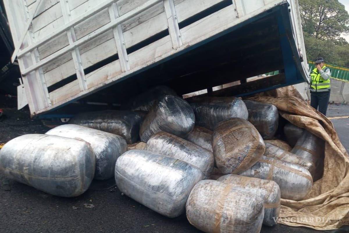 Vuelca camioneta con 500 kilos de marihuana en la México-Toluca; el conductor escapó