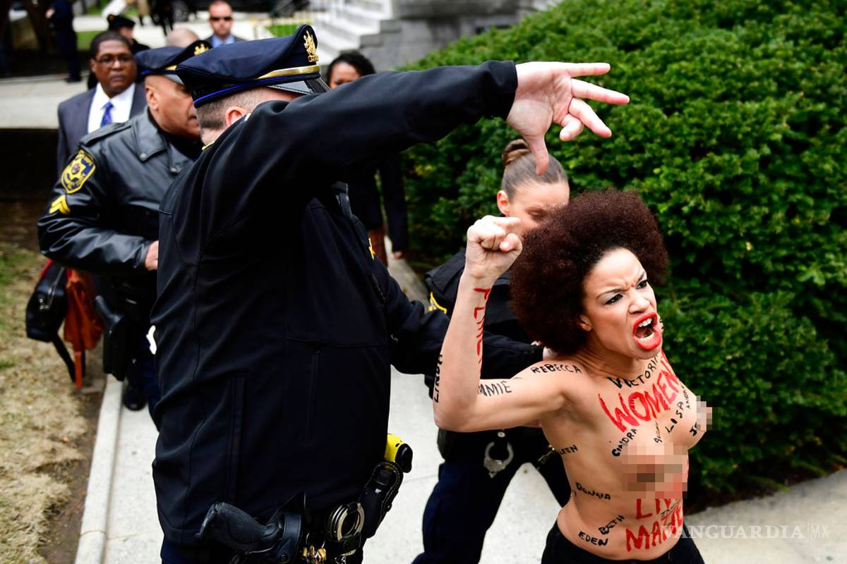 Manifestante 'topless' encara a Bill Cosby al empezar su juicio