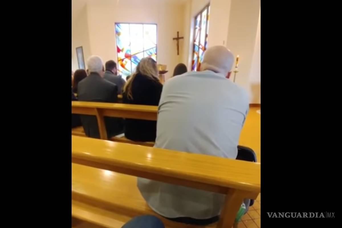 Aficionado se las ingenia para ver el futbol en plena misa