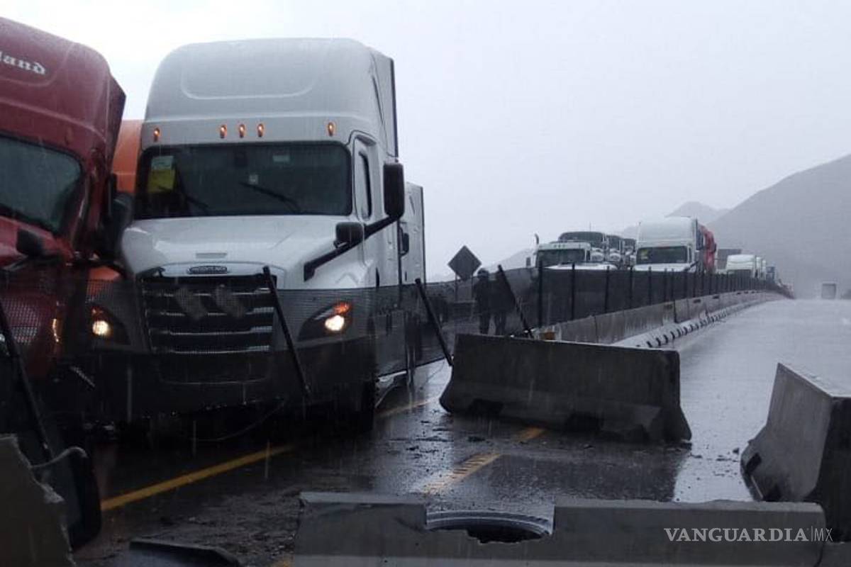 Autopista y carretera libre bloqueadas de Saltillo a Monterrey por accidentes