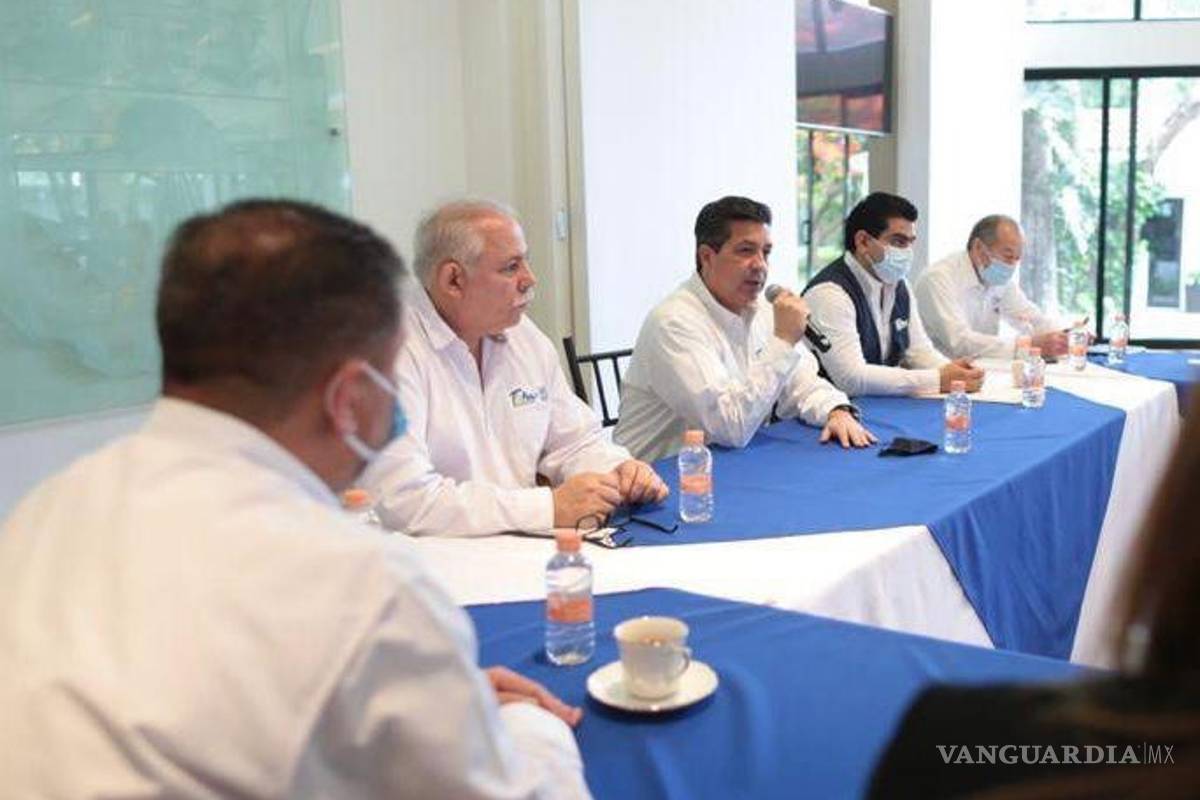 García Cabeza de Vaca sube fotos laborando con su gabinete en Tamaulipas, pese a orden de aprehensión en su contra