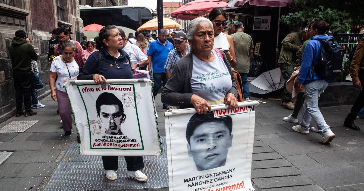 Marchan padres de los 43 y normalistas en Chilpancingo