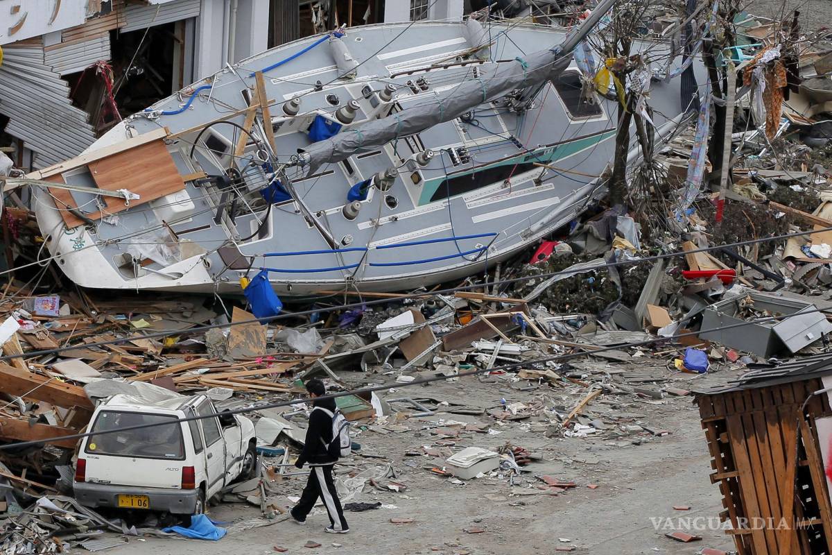 $!Un hombre camina cerca de un yate varado en la zona afectada por el tsunami en Ofunato, Prefectura de Iwate, Japón, el 15 de marzo de 2011, cuatro días después del desastre.
