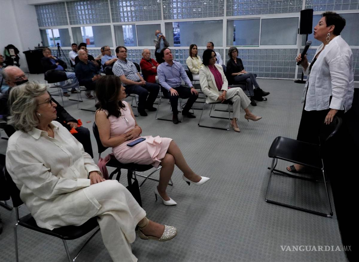 $!Sánchez Muñoz entabló diálogo sobre estos temas políticos e históricos con los presentes.