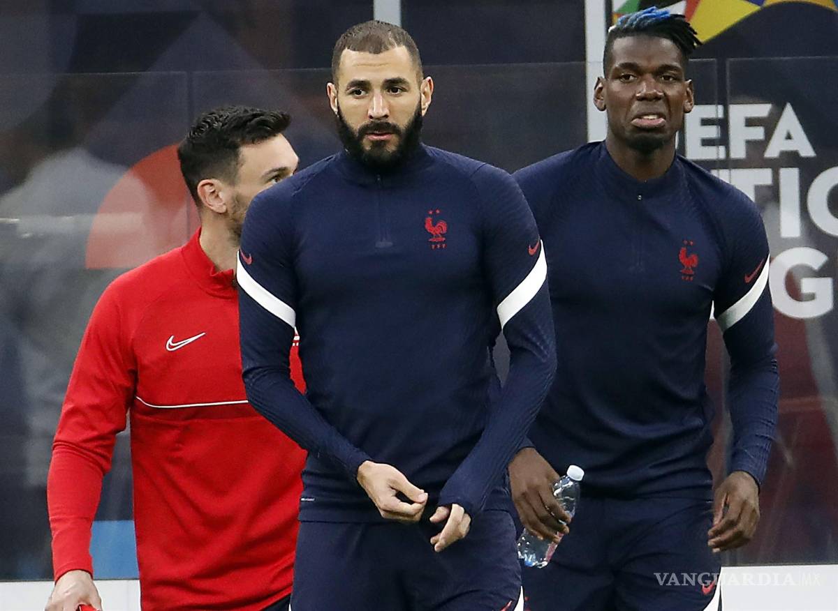 $!El francés Karim Benzema (izq.) y su compañero Paul Pogba asisten a una sesión de entrenamiento en el estadio Giuseppe Meazza de Milán, Italia. EFE/EPA/Matteo Brazi