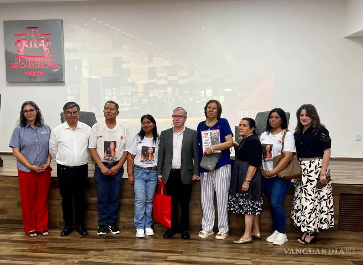 $!El jesuita David Fernández junto a Juan Luis Hernández, rector de la Universidad Iberoamericana Torreón y familias de personas desaparecidas.