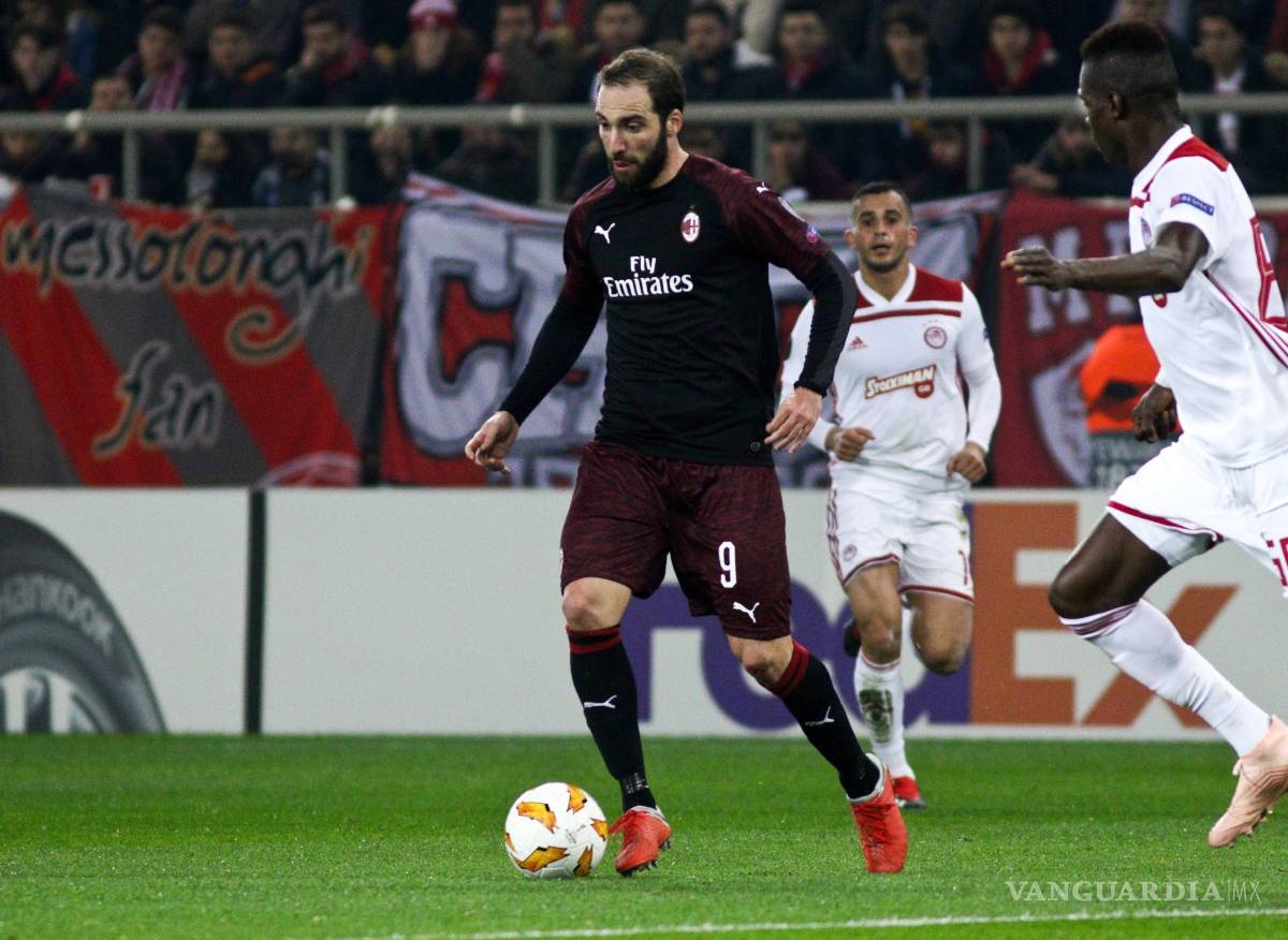 $!'Il Diavolo' se quema en el 'Infierno Griego': el AC Milan no sale de su crisis y es eliminado por el Olympiacos en la Europa League