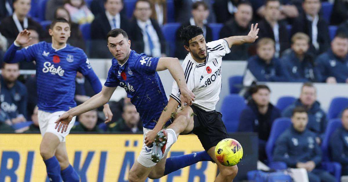 Everton vence 2-0 al Fulham y Raúl Jiménez queda sin opciones al frente