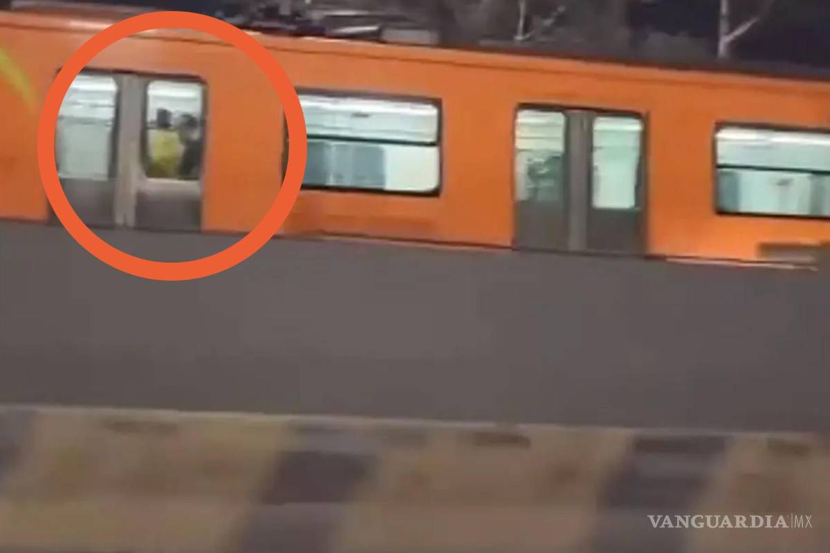 ¡Los cachan en el Metro!... captan a pareja ‘echando pasión’ en el último vagón en CDMX (video)