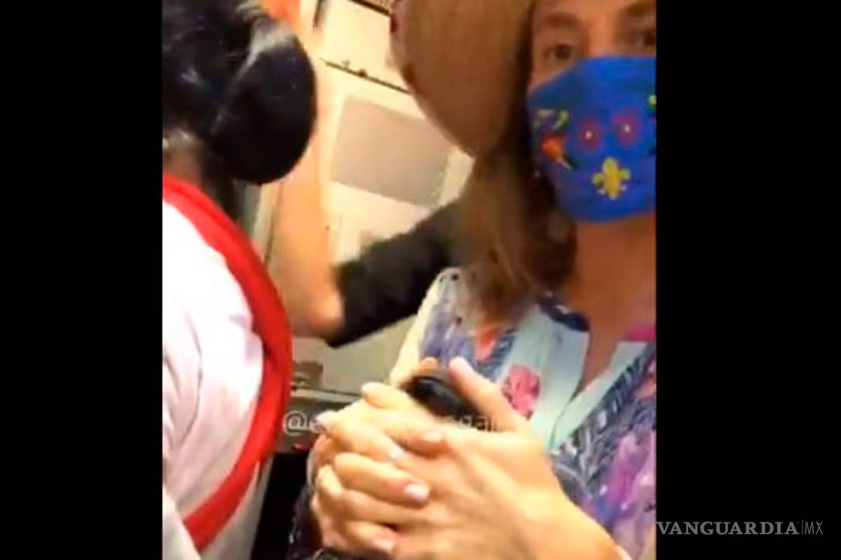 Increpan a Gutiérrez Müller en vuelo a Cancún, por 'poner en riesgo' la libertad de expresión