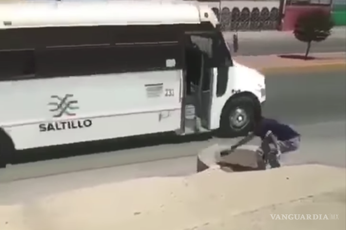 Con una gallina, niño ‘ataca’ combi en pleno bulevar de Saltillo