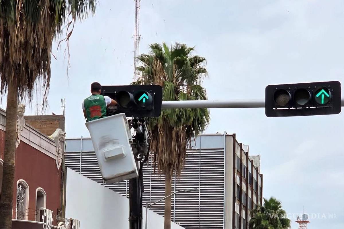 Dan mantenimiento preventivo a semáforos en el Centro de Torreón