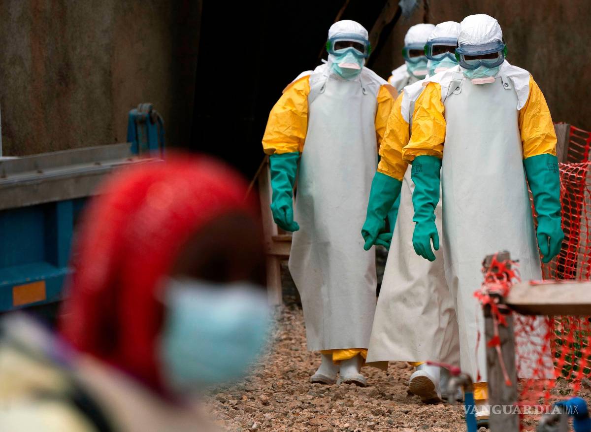 $!Trabajadores de la salud vestidos con equipo de protección inician su turno en un centro de tratamiento del ébola en Beni, Congo, el 16 de julio de 2019.