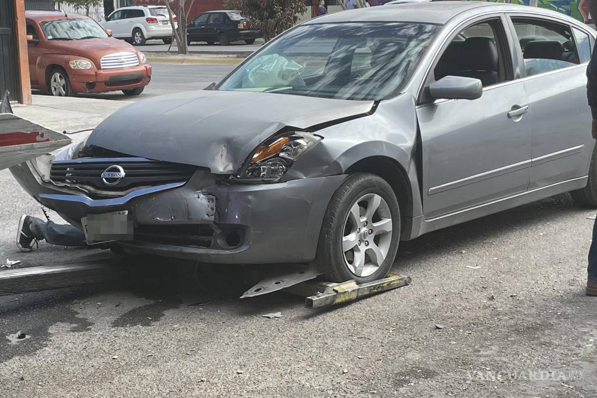 Mujer causa aparatoso choque en colonia Bonanza de Saltillo; menores abordo sufren crisis
