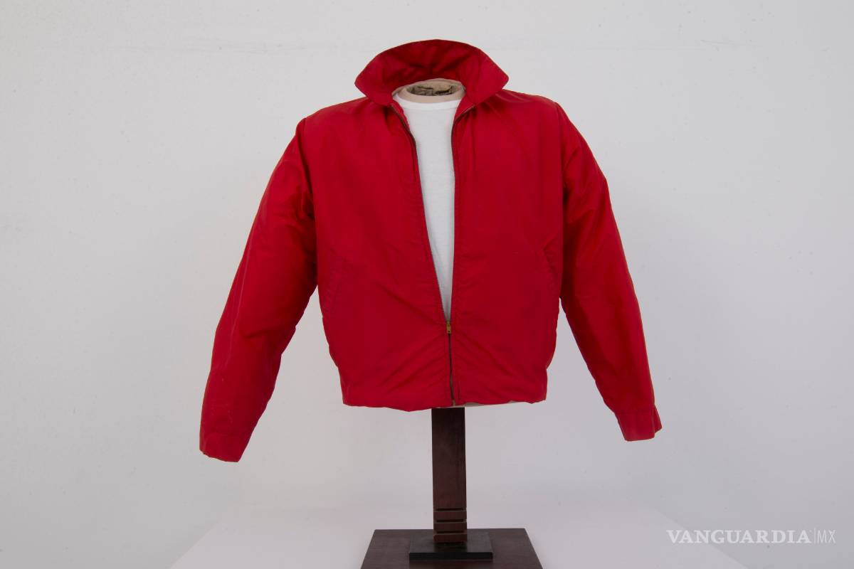 Subastan la chaqueta roja del “rebelde sin causa” James Dean