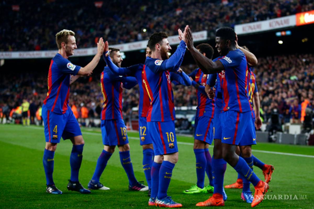 Barcelona golea y se mantiene en la pelea
