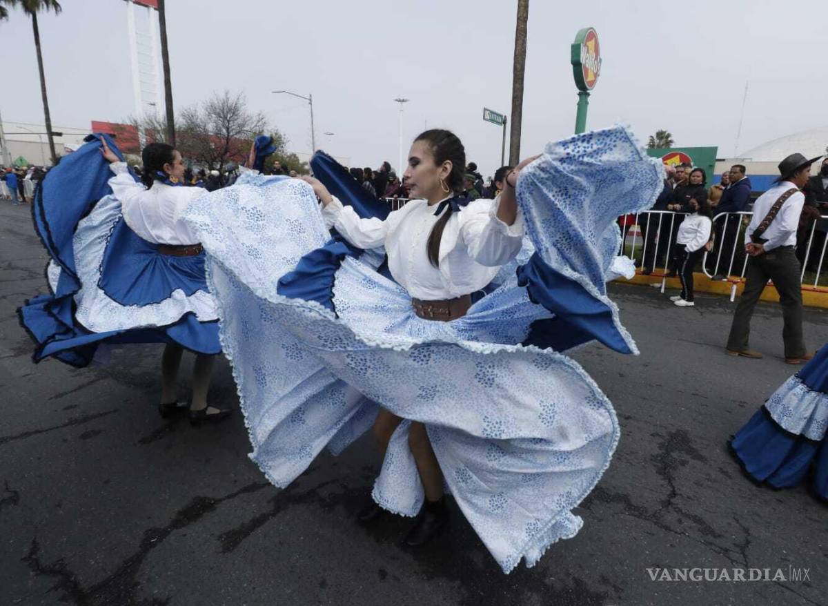 $!En el desfile participaron desde escuelas e instituciones saltillenses.