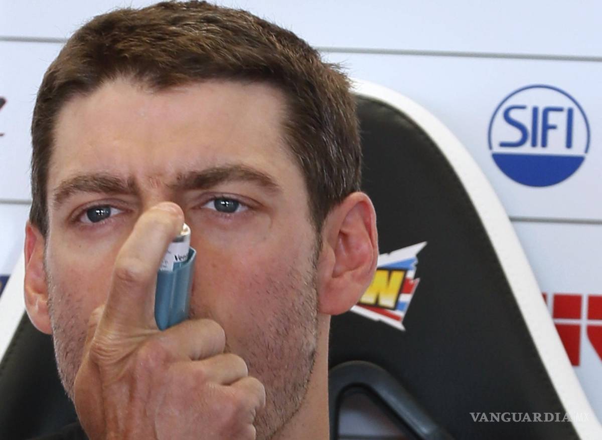 $!El piloto inglés de Moto GP Cal Crutchlow, utiliza un inhalador después de unas pruebas de entrenamiento.