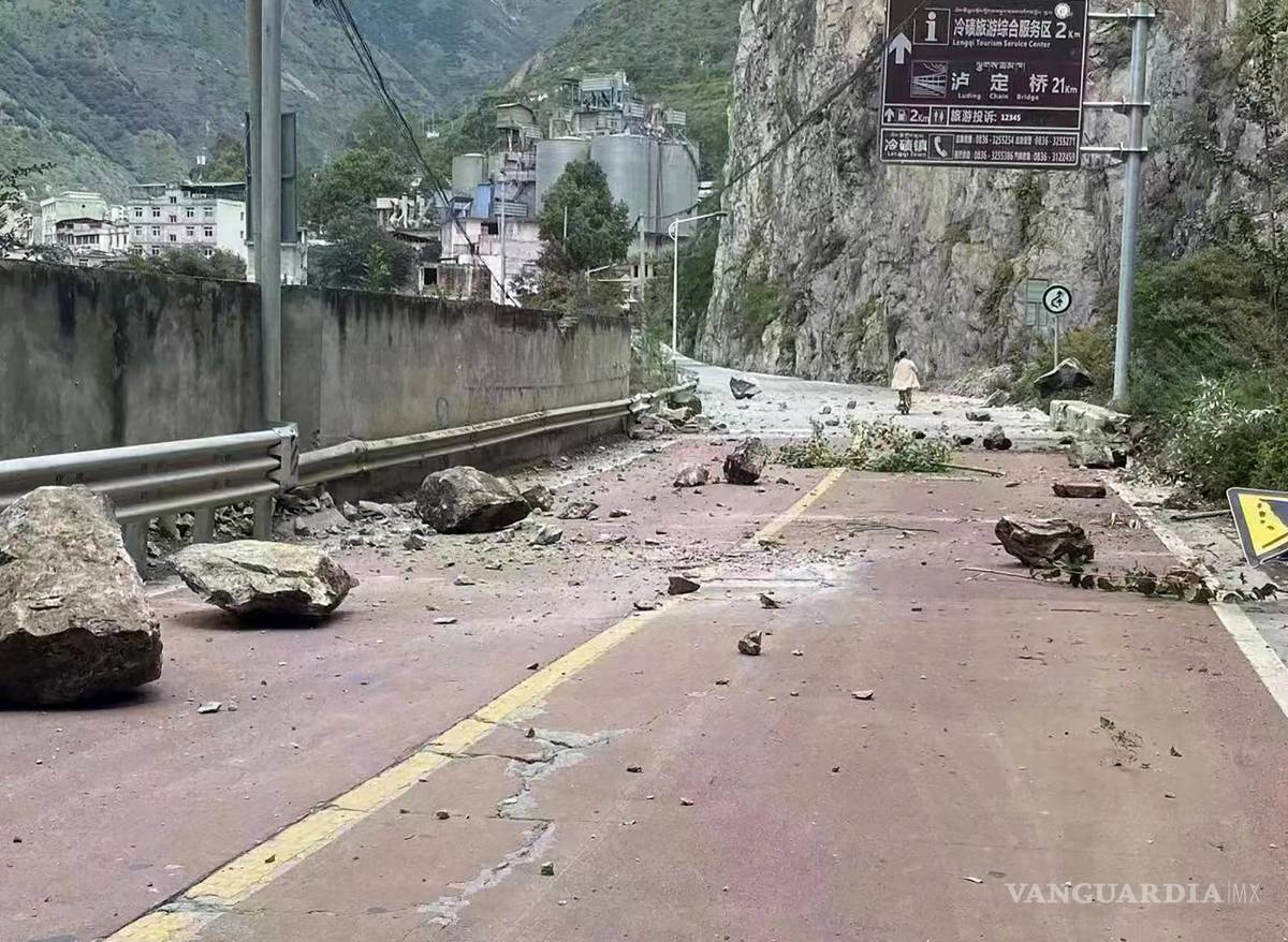 $!Rocas caídas en una carretera cerca de la ciudad de Lengqi en el condado de Luding de la provincia de Sichuan, suroeste de China.