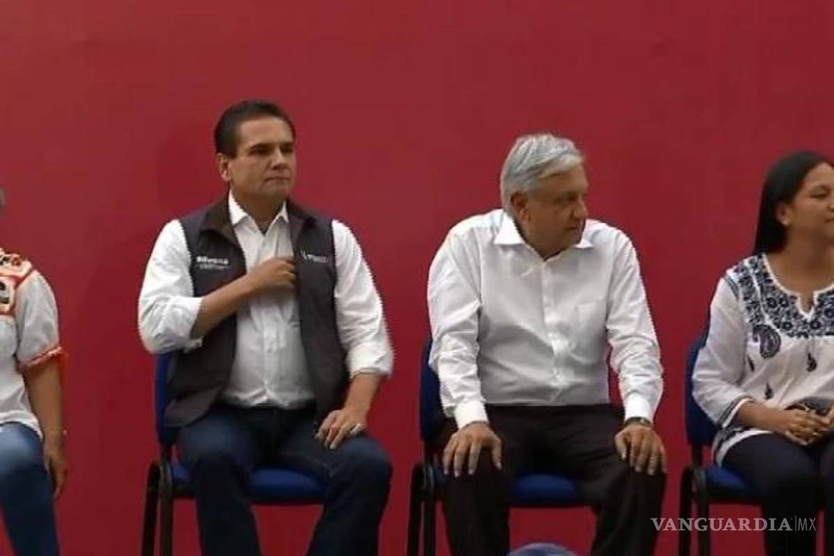 Abuchean a gobernador de Michoacán en evento de AMLO