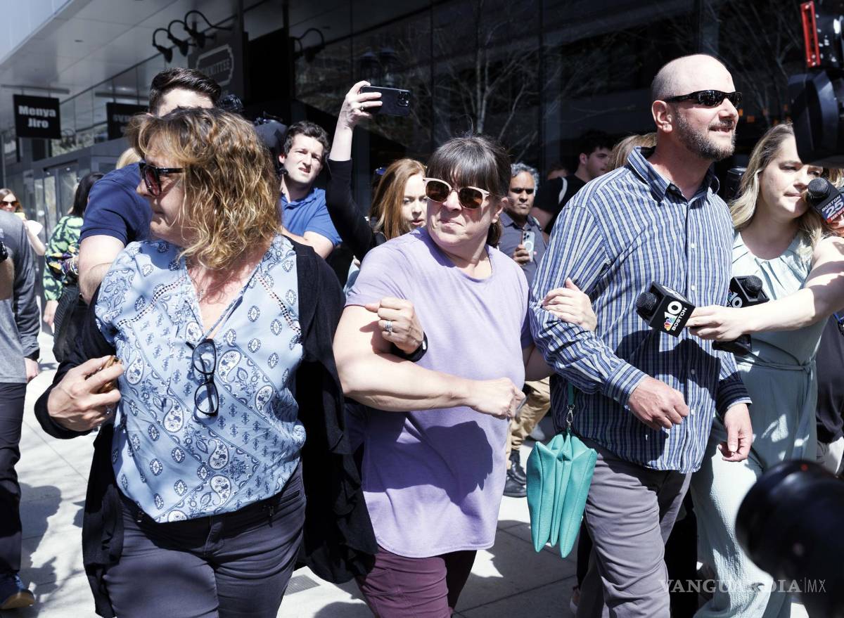 $!Familiares y amigos de Jack Douglas Teixeira abandonan el juzgado federal John Joseph Moakley, donde se llevará a cabo la audiencia de Teixeira en Boston.