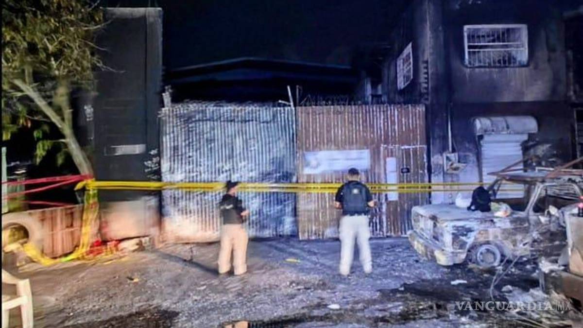 Fiscalía catea taller, tras incendio que calcinó más de 20 autos y dejó tres heridos, en Nuevo León