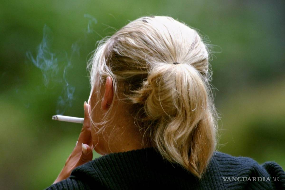Mujeres fuman menos que los hombres y se les dificulta más dejarlo